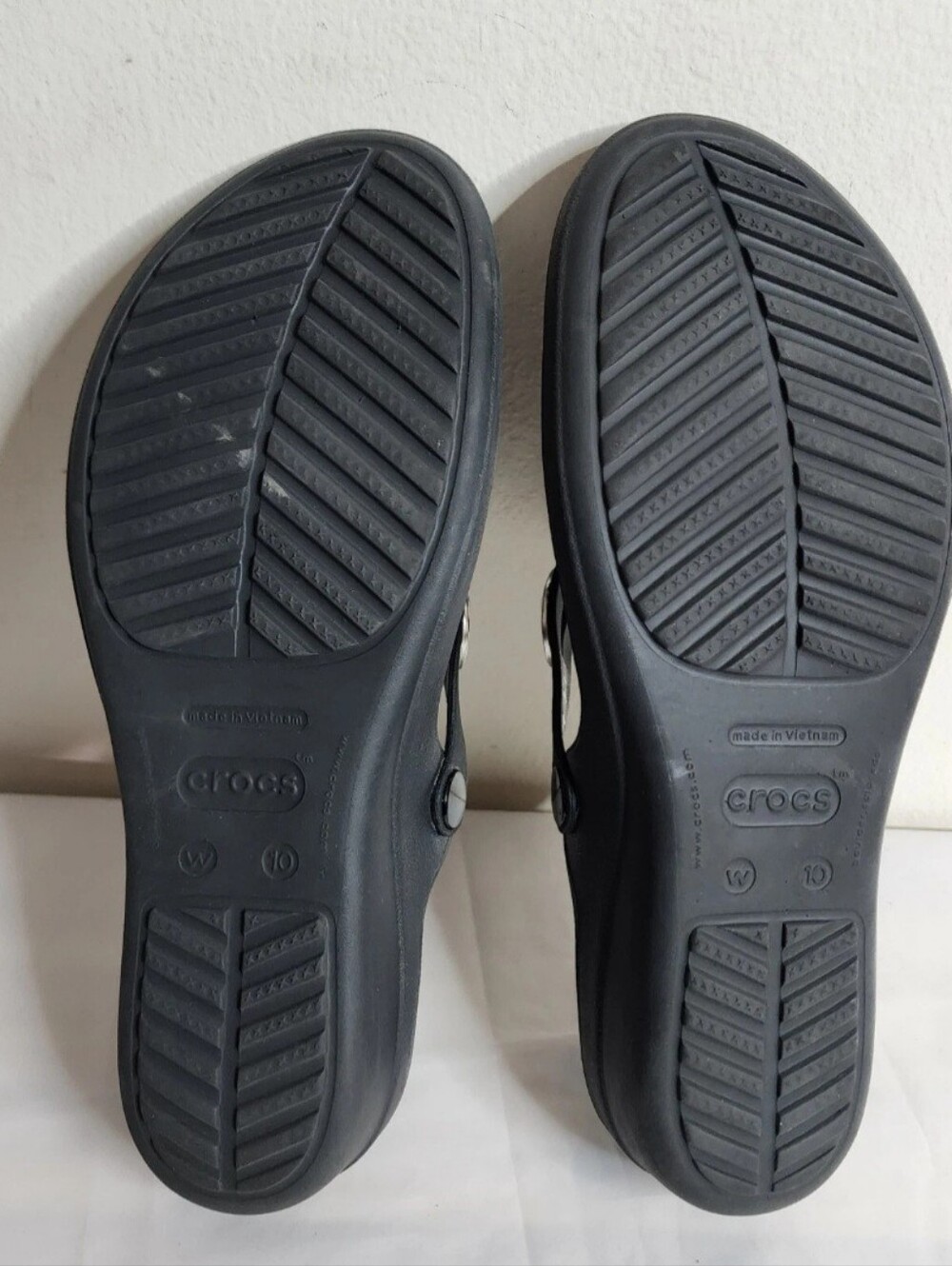 Crocs Sanrah Women’s Metal Silver Hammered Flip Flop Black Wedge Sandals Size 10 - Picture 8 of 9